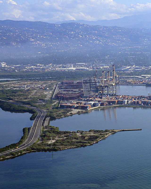 Vista aérea del puerto de Kingston, Jamaica
